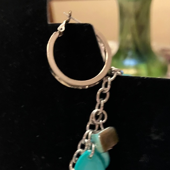 MOTHER OF PEARL DYED DISCS ON A LONG SILVER TONE CHAIN WITH PIERCED EARRINGS - Picture 5 of 15